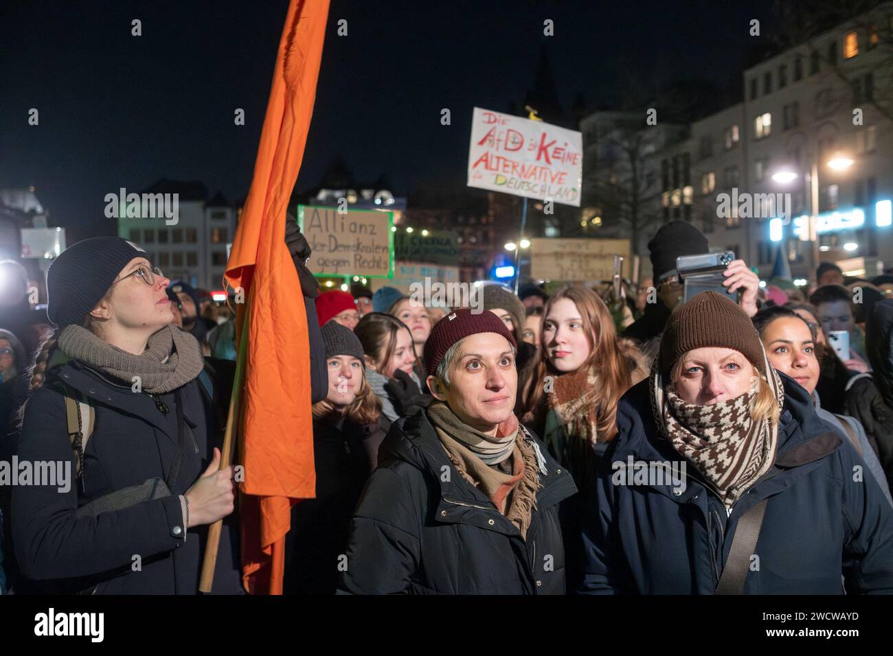 Nach Angaben der Kölner Polizei versammelten sich am 24./01/16 Abend bis zu 30.000 Menschen auf dem Heumarkt, um gegen die rechtsextreme AfD zu demonstrieren. Stockfoto