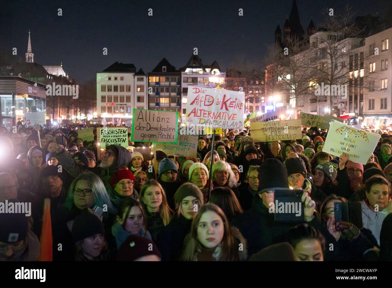 Nach Angaben der Kölner Polizei versammelten sich am 24./01/16 Abend bis zu 30.000 Menschen auf dem Heumarkt, um gegen die rechtsextreme AfD zu demonstrieren. Stockfoto