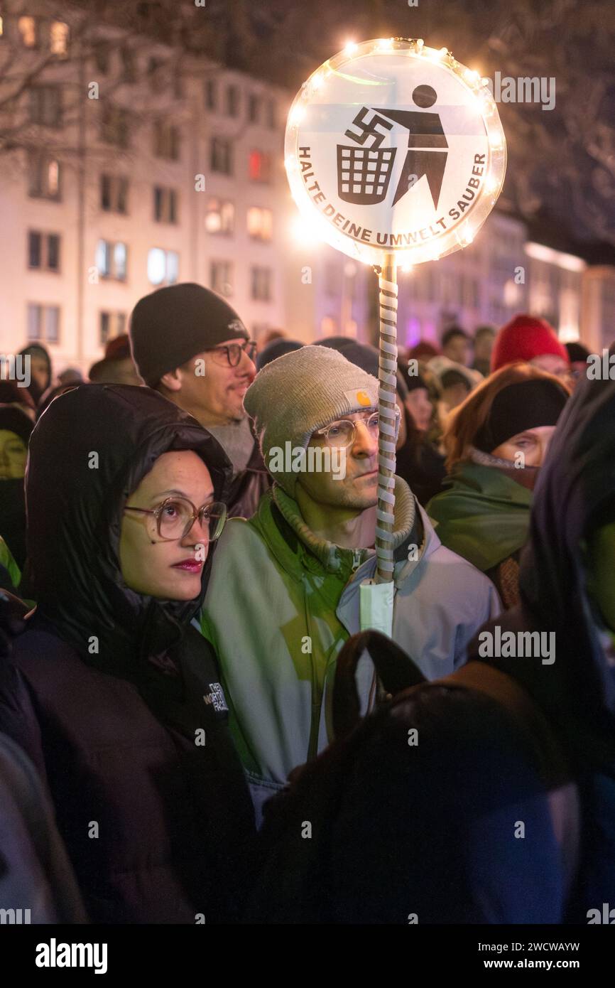 Nach Angaben der Kölner Polizei versammelten sich am 24./01/16 Abend bis zu 30.000 Menschen auf dem Heumarkt, um gegen die rechtsextreme AfD zu demonstrieren. Stockfoto