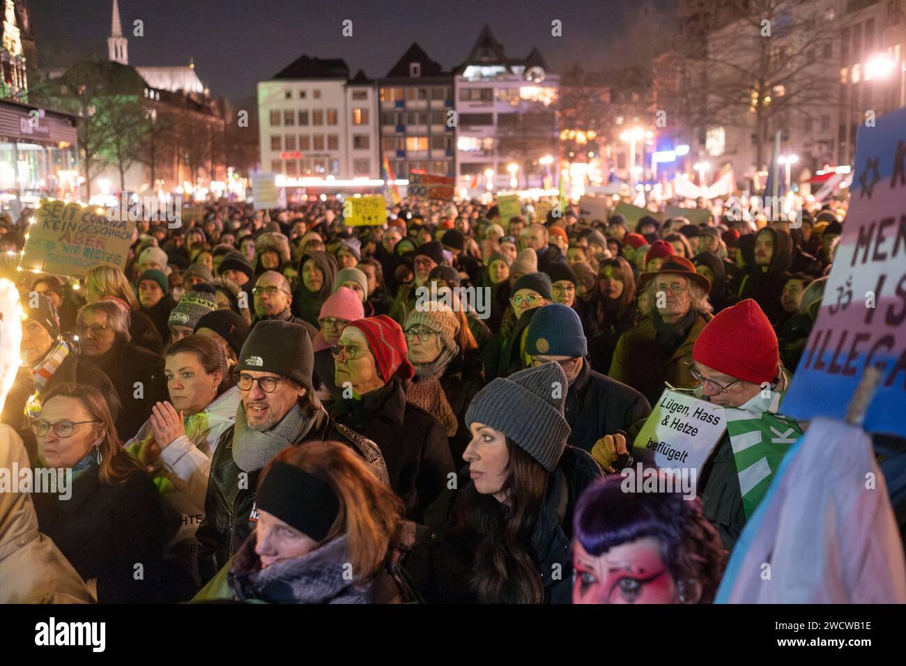 Nach Angaben der Kölner Polizei versammelten sich am 24./01/16 Abend bis zu 30.000 Menschen auf dem Heumarkt, um gegen die rechtsextreme AfD zu demonstrieren. Stockfoto