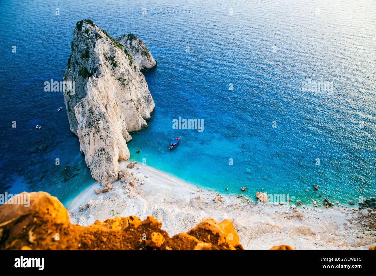 Aussichtspunkt von Keri und den berühmten Mizithres Felsen mit türkisfarbenem Meer auf der Insel Zakynthos Griechenland Stockfoto