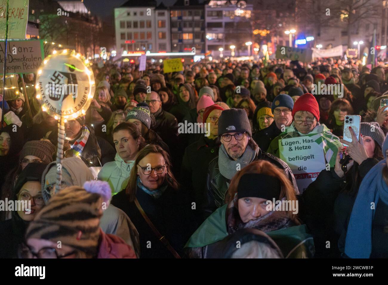 Nach Angaben der Kölner Polizei versammelten sich am 24./01/16 Abend bis zu 30.000 Menschen auf dem Heumarkt, um gegen die rechtsextreme AfD zu demonstrieren. Stockfoto
