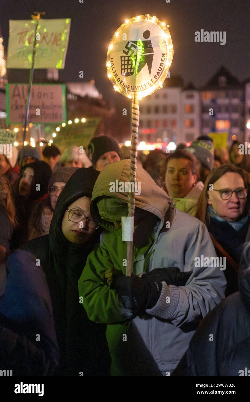 Nach Angaben der Kölner Polizei versammelten sich am 24./01/16 Abend bis zu 30.000 Menschen auf dem Heumarkt, um gegen die rechtsextreme AfD zu demonstrieren. Stockfoto