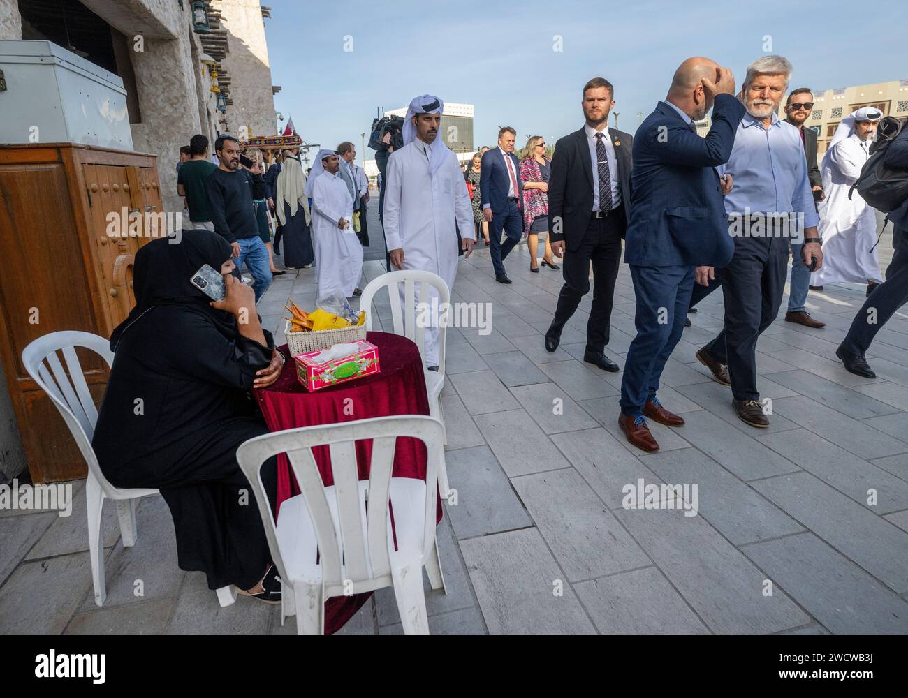 Katar, Doha. Januar 2024. Der tschechische Präsident Petr Pavel (rechts) besucht den Markt während seines Besuchs in Katar, Doha, Katar, 17. Januar 2024. Quelle: Michaela Rihova/CTK Photo/Alamy Live News Stockfoto