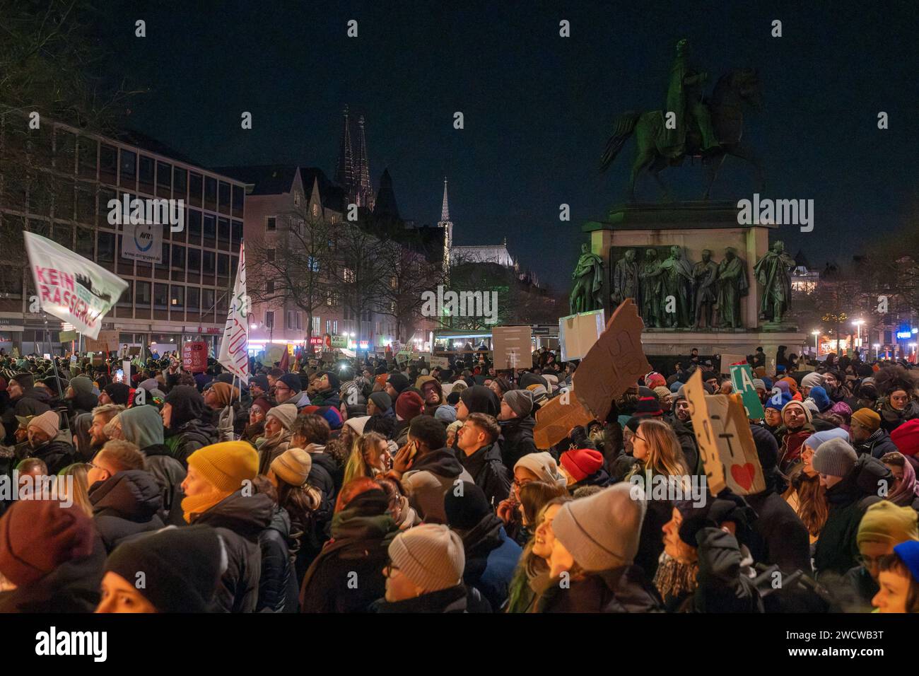 Nach Angaben der Kölner Polizei versammelten sich am 24./01/16 Abend bis zu 30.000 Menschen auf dem Heumarkt, um gegen die rechtsextreme AfD zu demonstrieren. Stockfoto