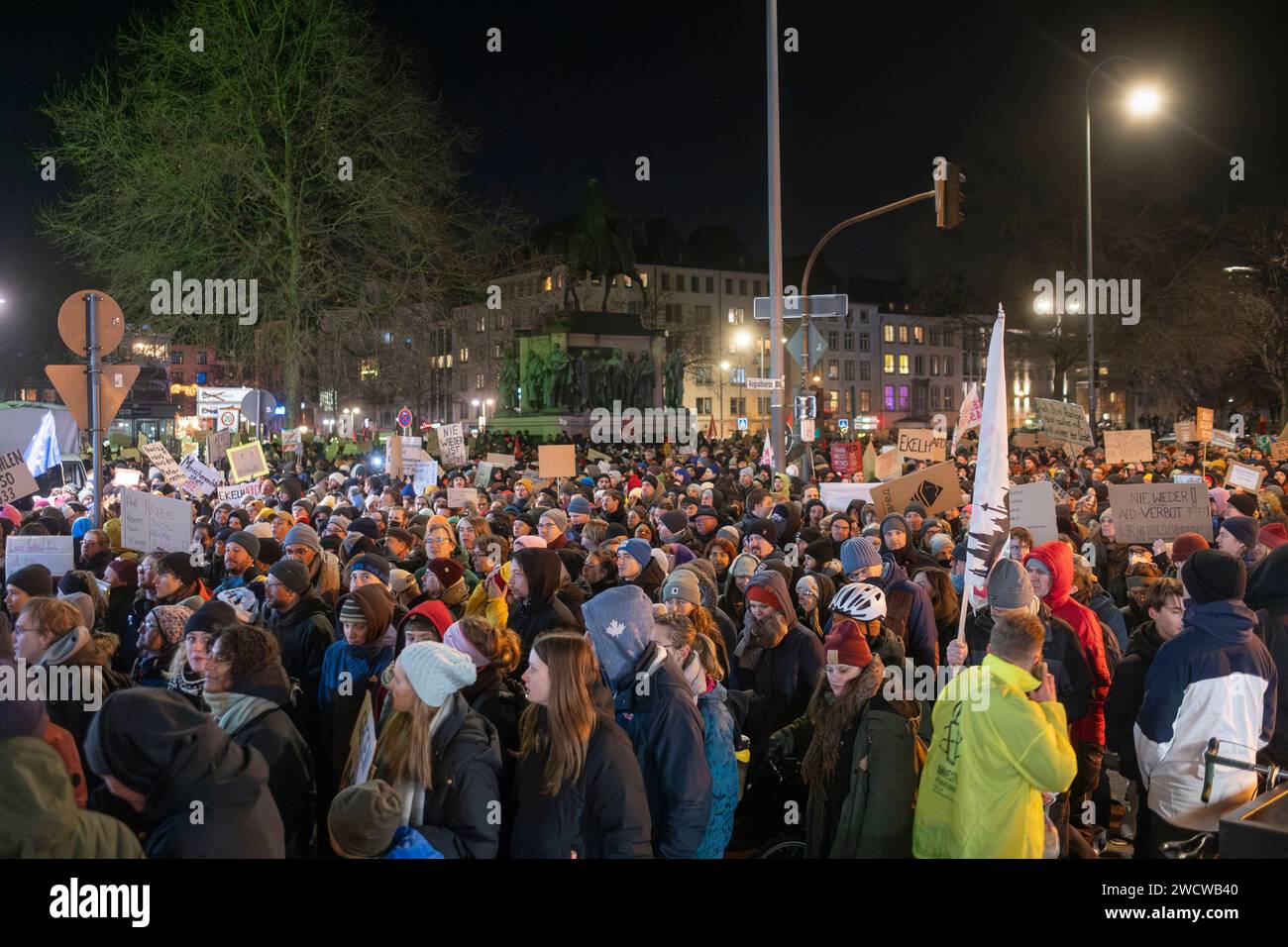 Nach Angaben der Kölner Polizei versammelten sich am 24./01/16 Abend bis zu 30.000 Menschen auf dem Heumarkt, um gegen die rechtsextreme AfD zu demonstrieren. Stockfoto