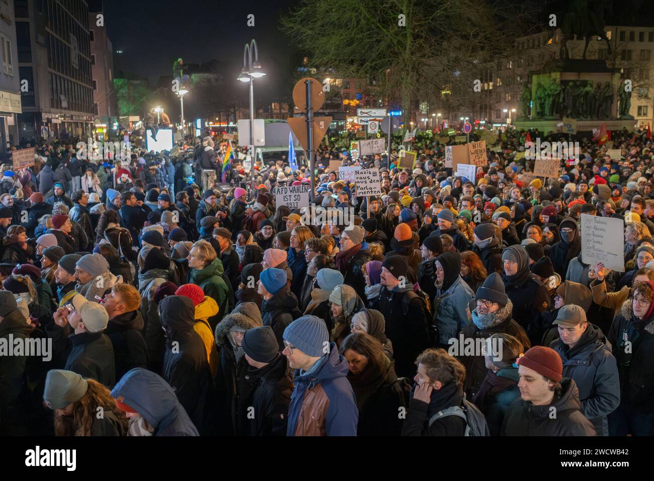 Nach Angaben der Kölner Polizei versammelten sich am 24./01/16 Abend bis zu 30.000 Menschen auf dem Heumarkt, um gegen die rechtsextreme AfD zu demonstrieren. Stockfoto