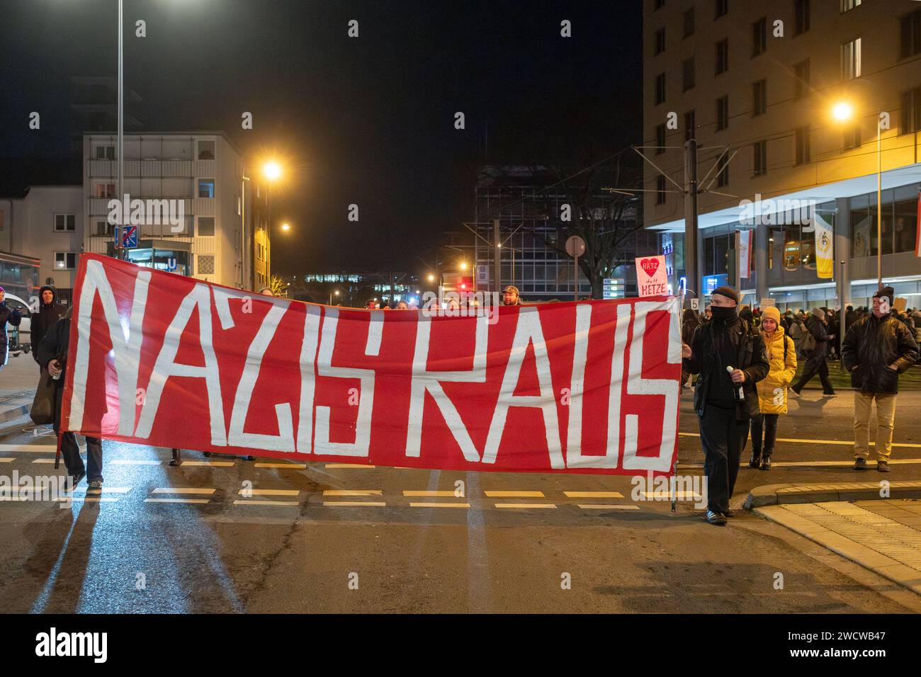 Nach Angaben der Kölner Polizei versammelten sich am 24./01/16 Abend bis zu 30.000 Menschen auf dem Heumarkt, um gegen die rechtsextreme AfD zu demonstrieren. Stockfoto
