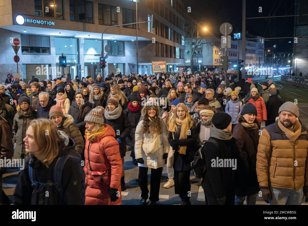 Nach Angaben der Kölner Polizei versammelten sich am 24./01/16 Abend bis zu 30.000 Menschen auf dem Heumarkt, um gegen die rechtsextreme AfD zu demonstrieren. Stockfoto