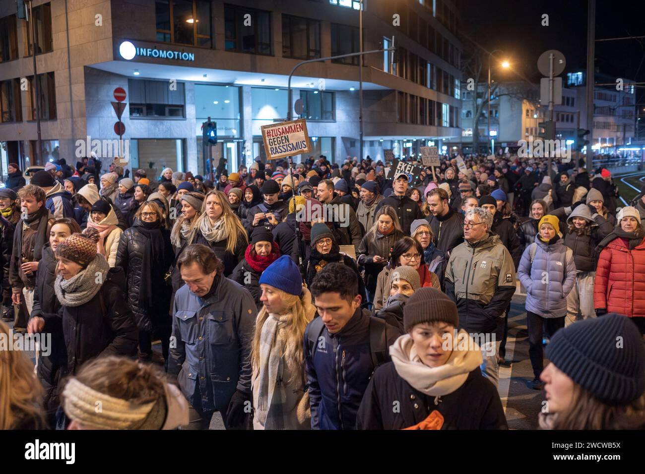 Nach Angaben der Kölner Polizei versammelten sich am 24./01/16 Abend bis zu 30.000 Menschen auf dem Heumarkt, um gegen die rechtsextreme AfD zu demonstrieren. Stockfoto