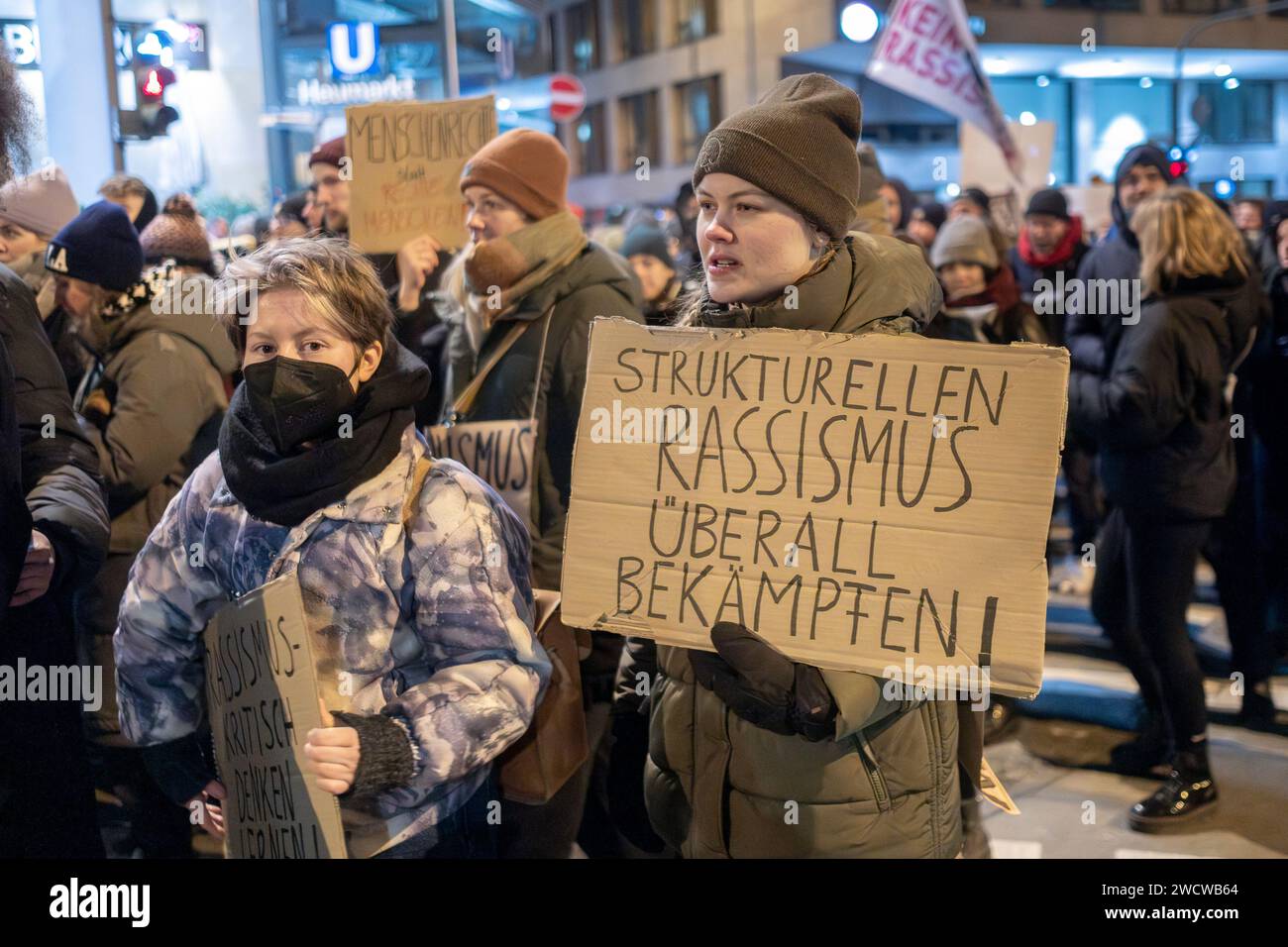 Nach Angaben der Kölner Polizei versammelten sich am 24./01/16 Abend bis zu 30.000 Menschen auf dem Heumarkt, um gegen die rechtsextreme AfD zu demonstrieren. Stockfoto