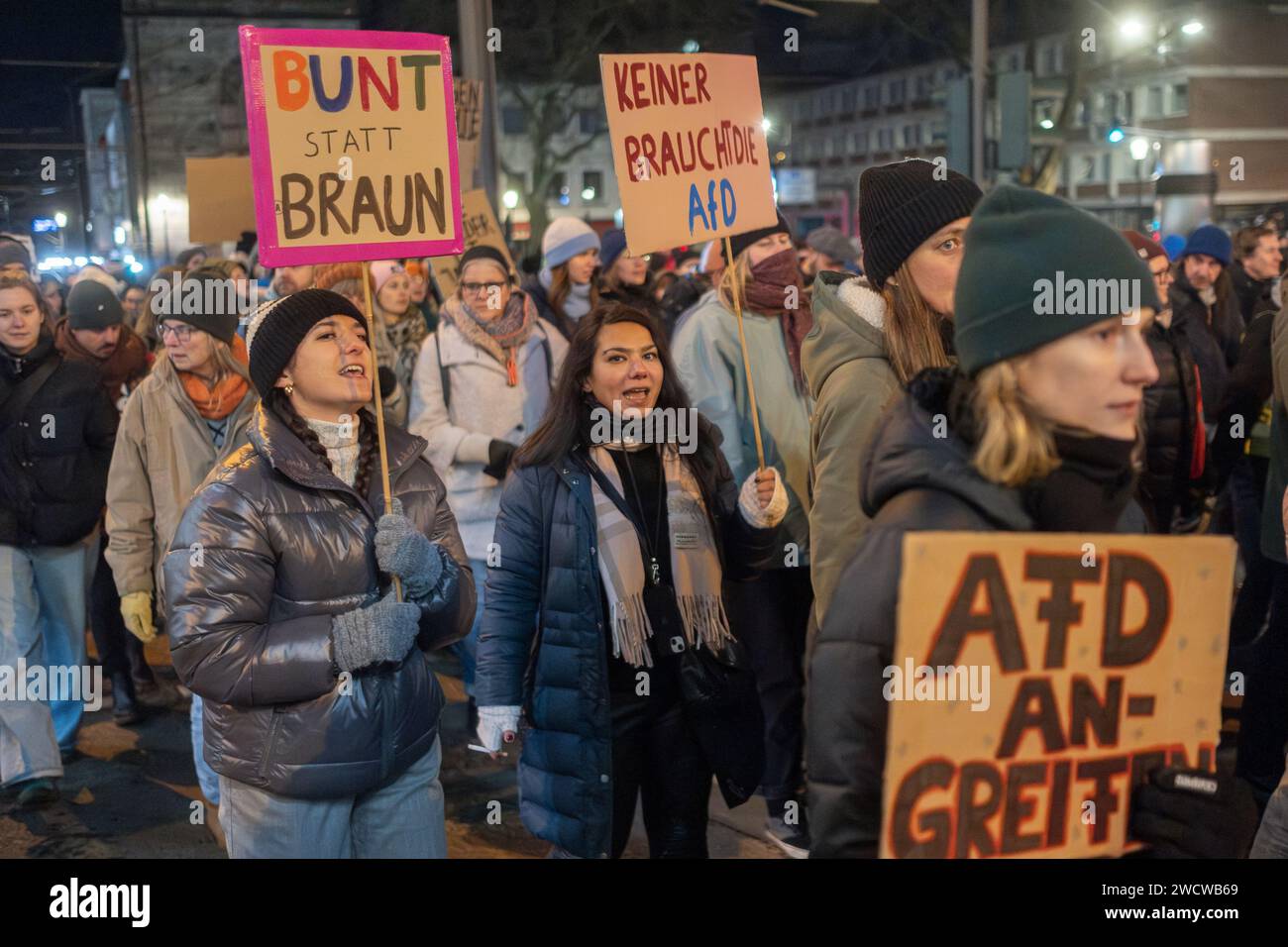 Nach Angaben der Kölner Polizei versammelten sich am 24./01/16 Abend bis zu 30.000 Menschen auf dem Heumarkt, um gegen die rechtsextreme AfD zu demonstrieren. Stockfoto