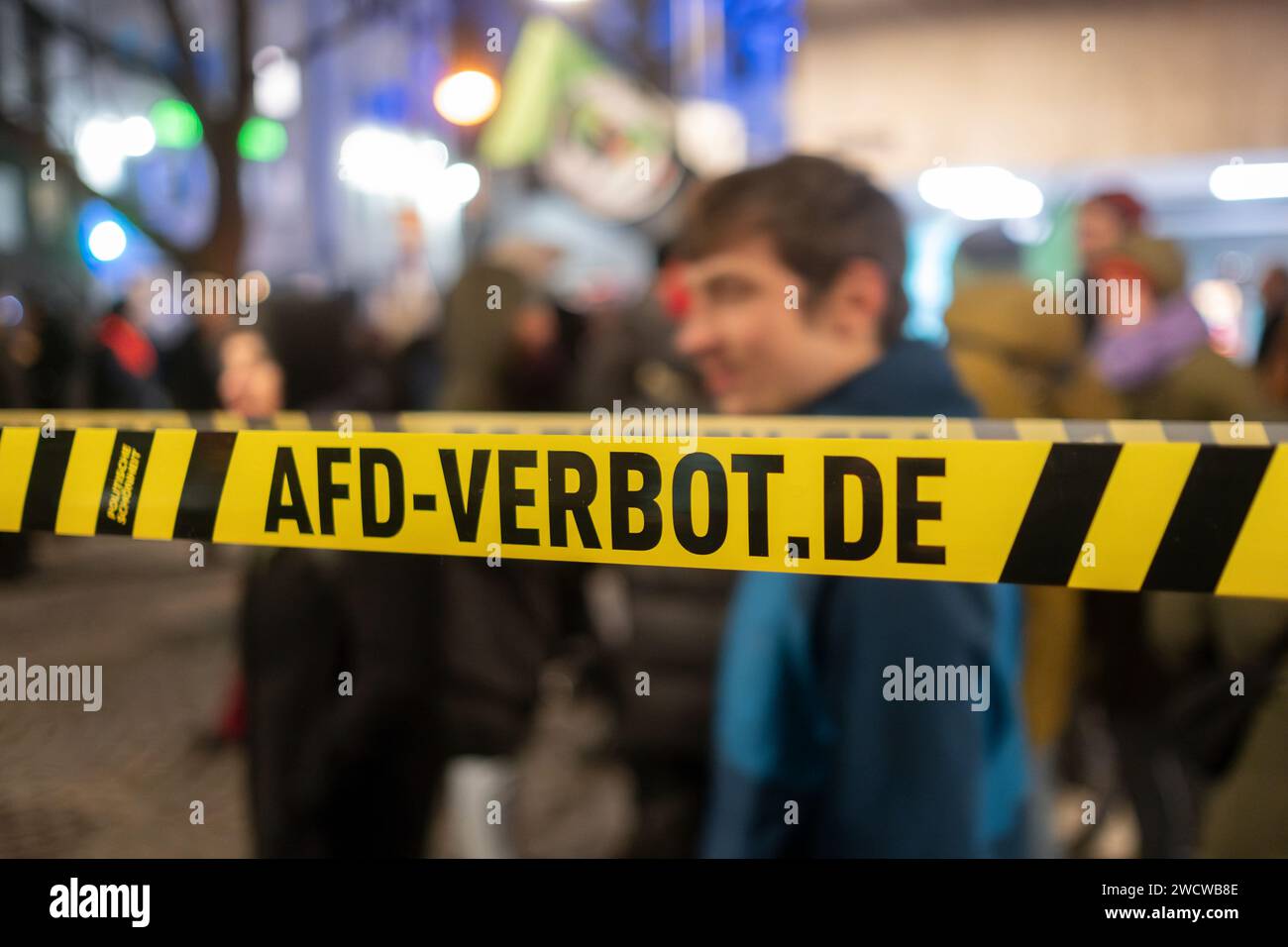 Nach Angaben der Kölner Polizei versammelten sich am 24./01/16 Abend bis zu 30.000 Menschen auf dem Heumarkt, um gegen die rechtsextreme AfD zu demonstrieren. Stockfoto