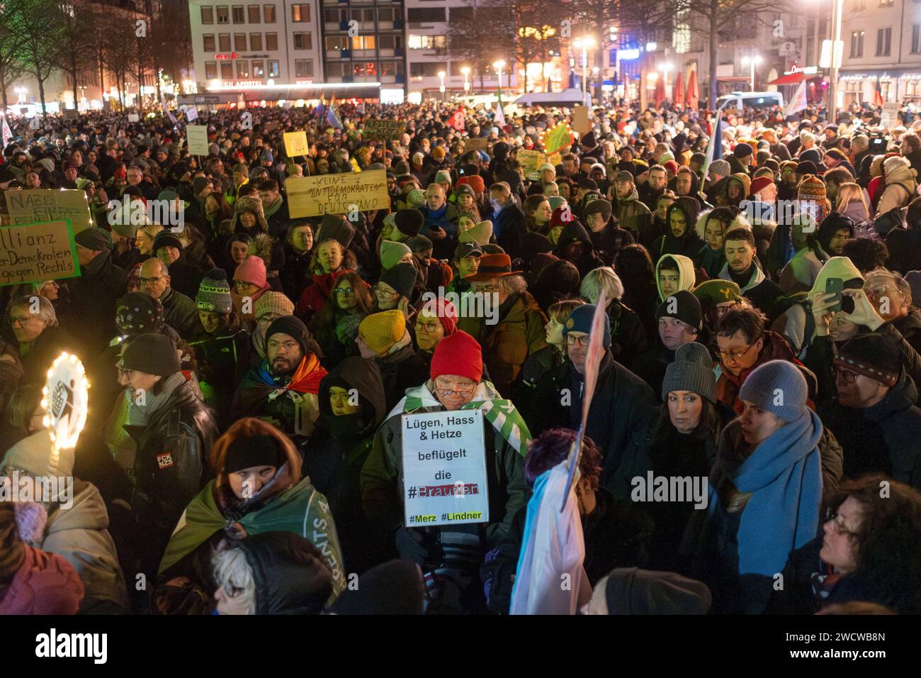 Nach Angaben der Kölner Polizei versammelten sich am 24./01/16 Abend bis zu 30.000 Menschen auf dem Heumarkt, um gegen die rechtsextreme AfD zu demonstrieren. Stockfoto