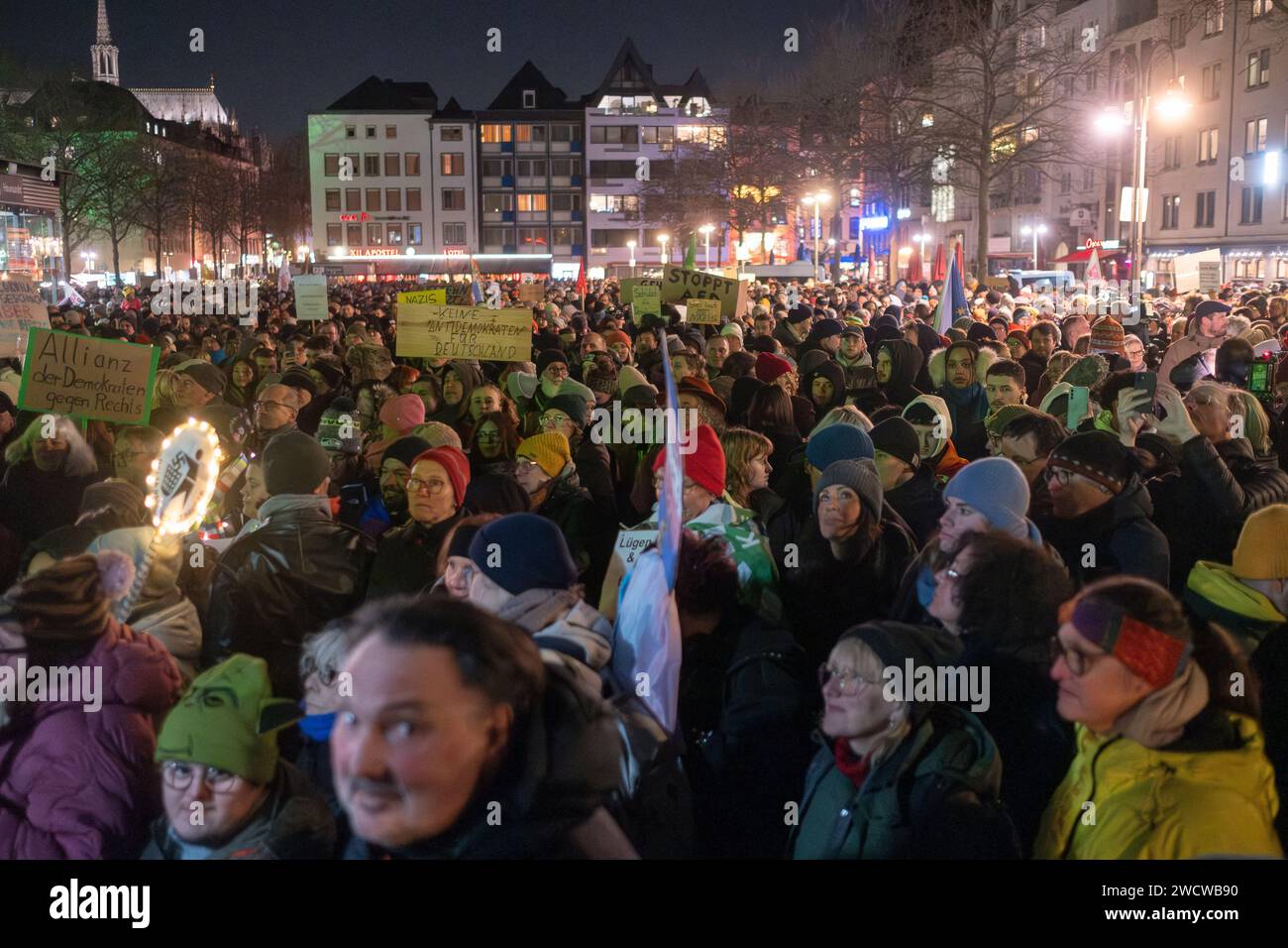 Nach Angaben der Kölner Polizei versammelten sich am 24./01/16 Abend bis zu 30.000 Menschen auf dem Heumarkt, um gegen die rechtsextreme AfD zu demonstrieren. Stockfoto