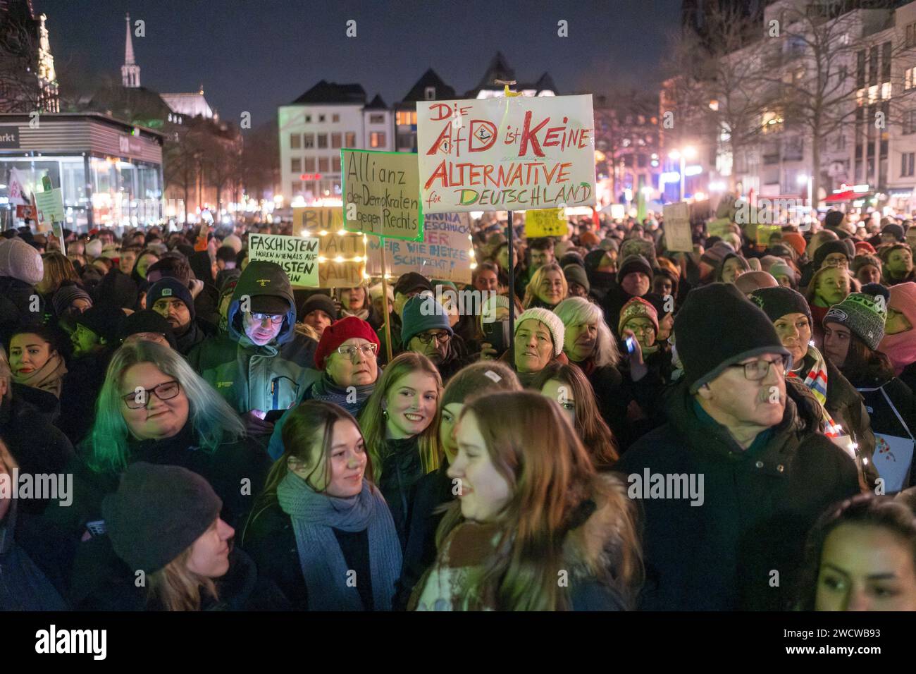 Nach Angaben der Kölner Polizei versammelten sich am 24./01/16 Abend bis zu 30.000 Menschen auf dem Heumarkt, um gegen die rechtsextreme AfD zu demonstrieren. Stockfoto