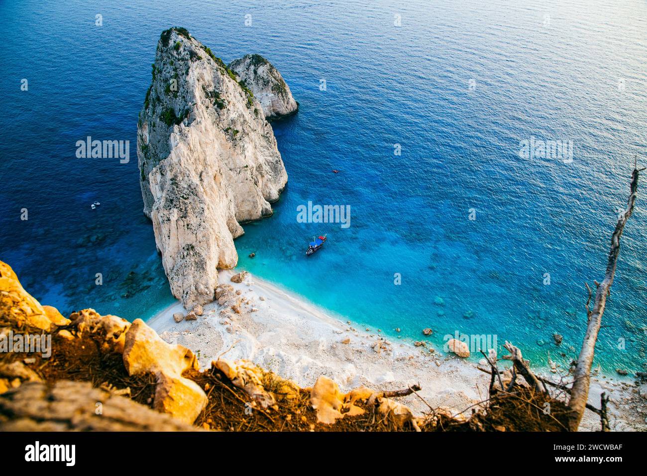 Aussichtspunkt von Keri und den berühmten Mizithres Felsen mit türkisfarbenem Meer auf der Insel Zakynthos Griechenland Stockfoto