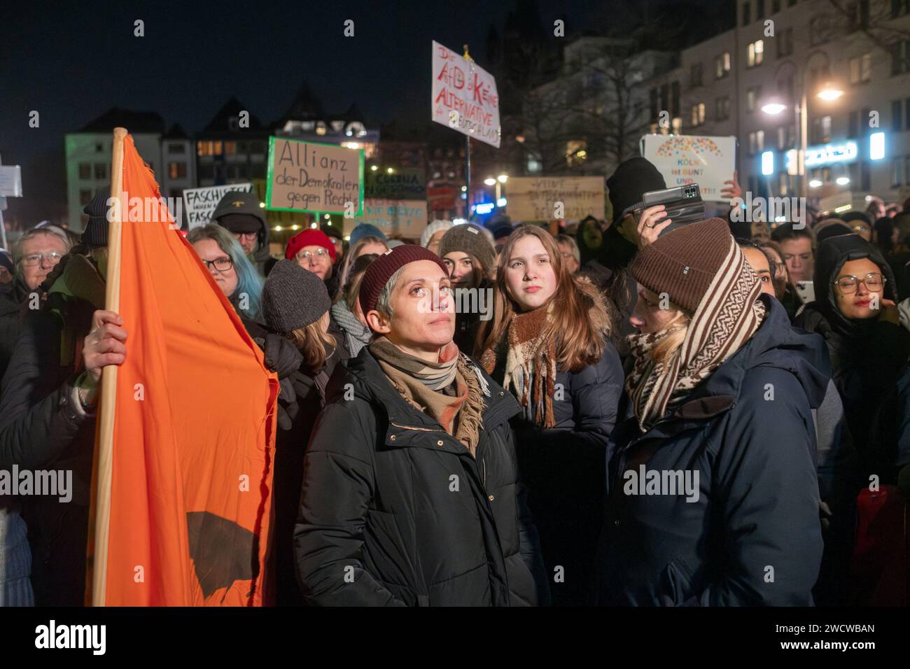 Nach Angaben der Kölner Polizei versammelten sich am 24./01/16 Abend bis zu 30.000 Menschen auf dem Heumarkt, um gegen die rechtsextreme AfD zu demonstrieren. Stockfoto