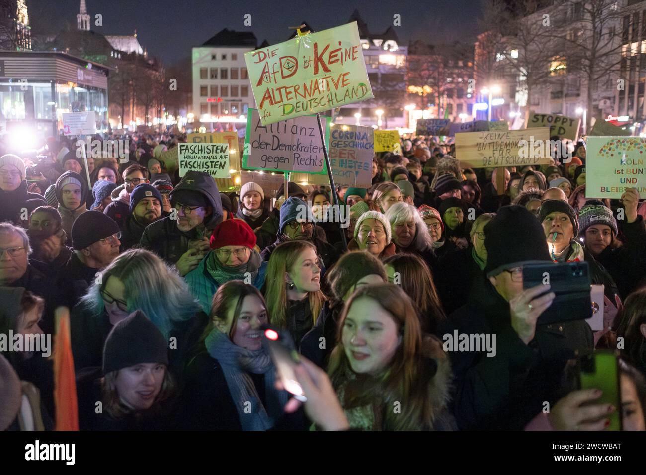 Nach Angaben der Kölner Polizei versammelten sich am 24./01/16 Abend bis zu 30.000 Menschen auf dem Heumarkt, um gegen die rechtsextreme AfD zu demonstrieren. Stockfoto