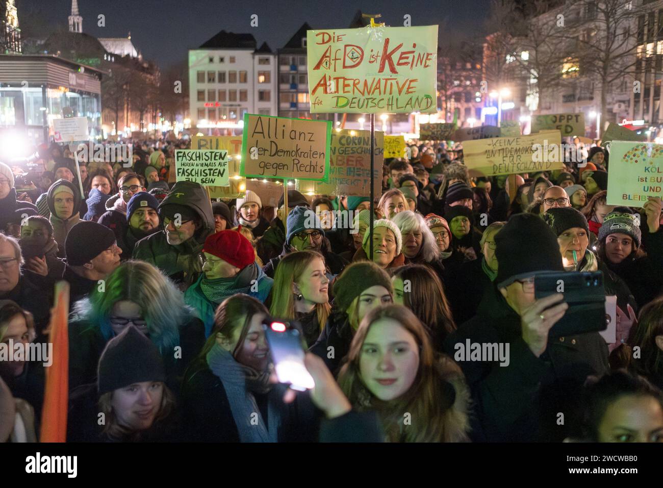 Nach Angaben der Kölner Polizei versammelten sich am 24./01/16 Abend bis zu 30.000 Menschen auf dem Heumarkt, um gegen die rechtsextreme AfD zu demonstrieren. Stockfoto