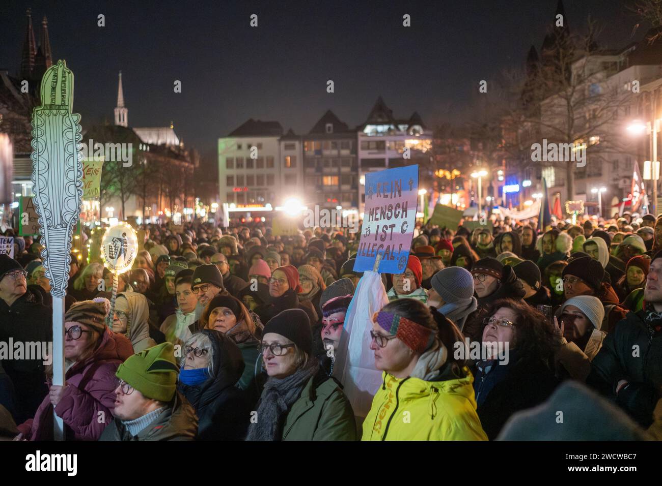 Nach Angaben der Kölner Polizei versammelten sich am 24./01/16 Abend bis zu 30.000 Menschen auf dem Heumarkt, um gegen die rechtsextreme AfD zu demonstrieren. Stockfoto