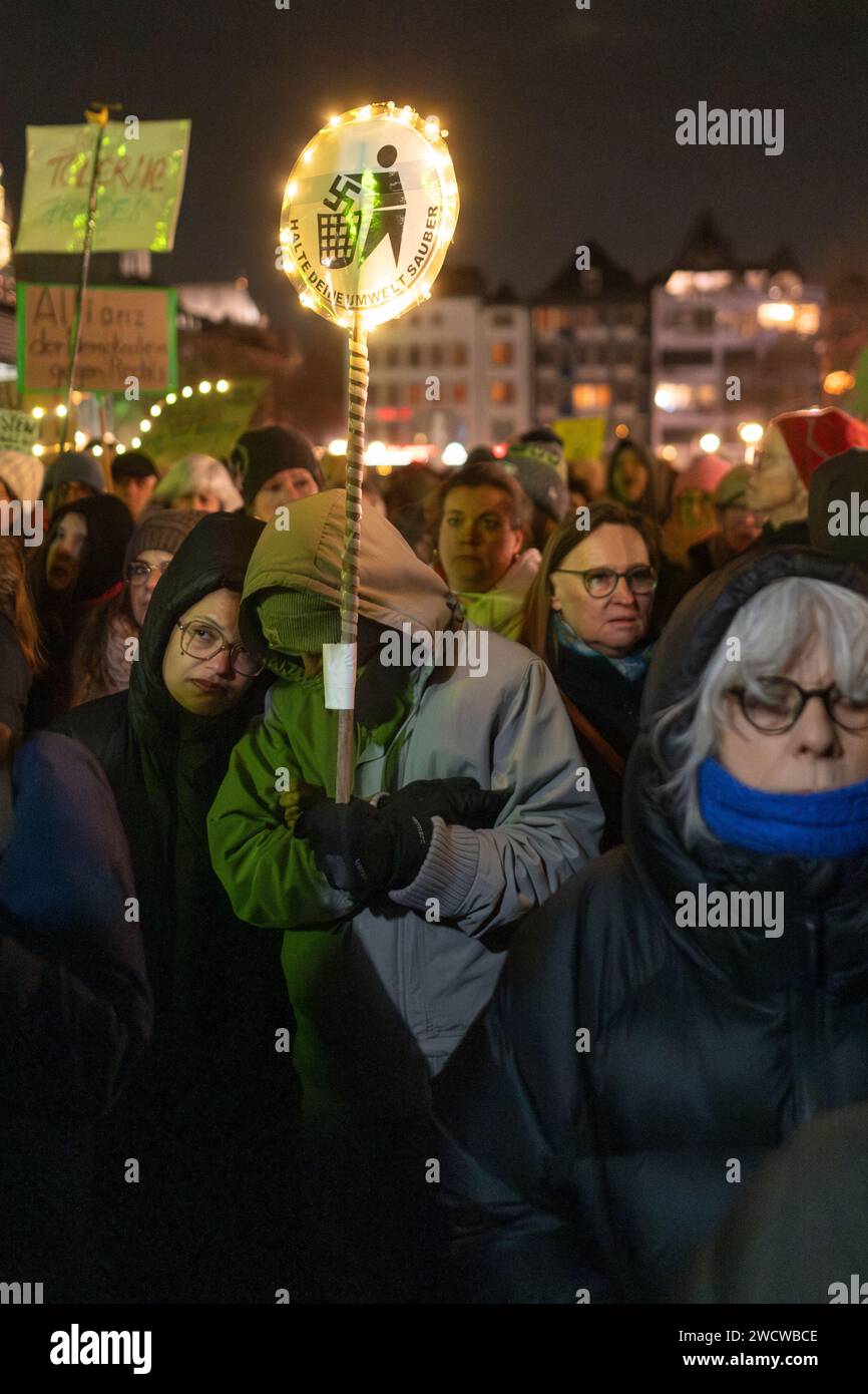 Nach Angaben der Kölner Polizei versammelten sich am 24./01/16 Abend bis zu 30.000 Menschen auf dem Heumarkt, um gegen die rechtsextreme AfD zu demonstrieren. Stockfoto