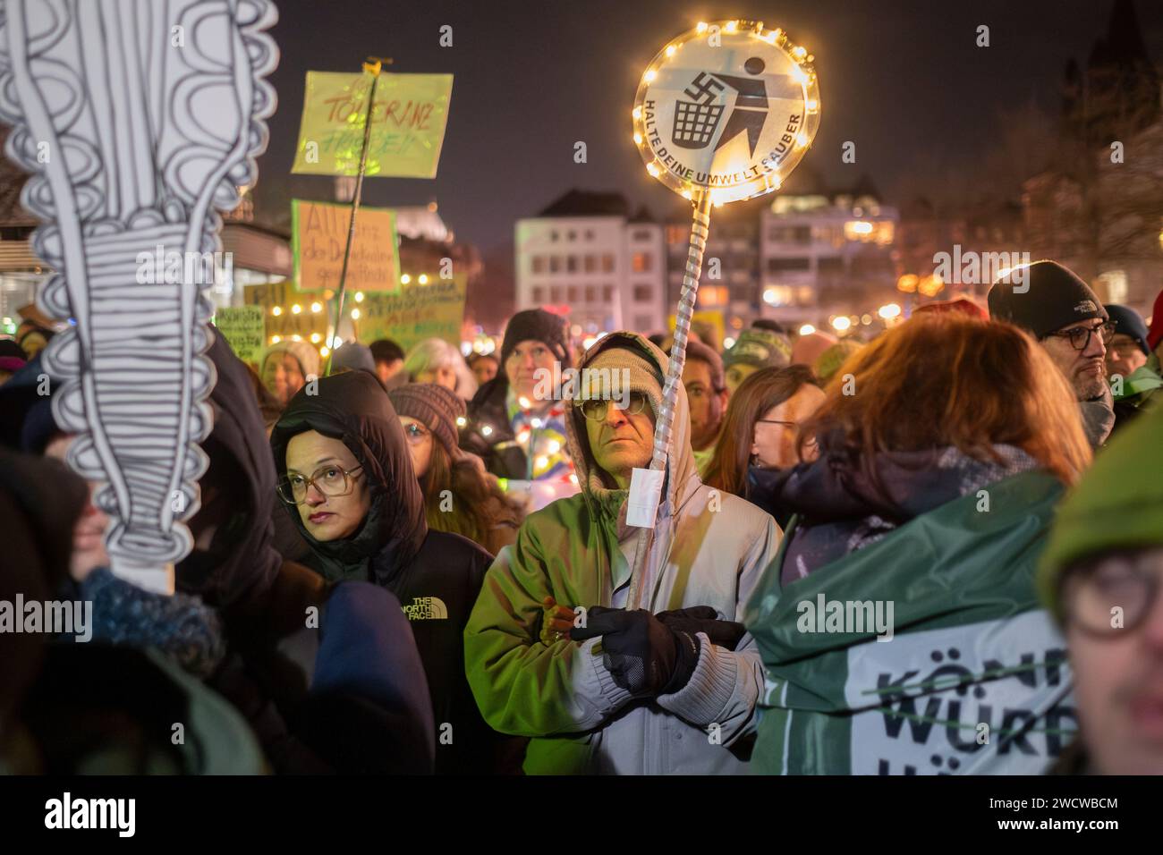 Nach Angaben der Kölner Polizei versammelten sich am 24./01/16 Abend bis zu 30.000 Menschen auf dem Heumarkt, um gegen die rechtsextreme AfD zu demonstrieren. Stockfoto