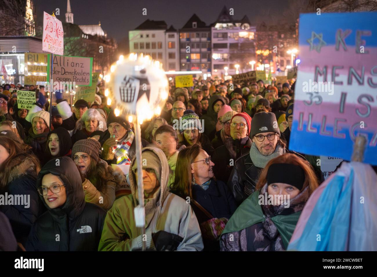 Nach Angaben der Kölner Polizei versammelten sich am 24./01/16 Abend bis zu 30.000 Menschen auf dem Heumarkt, um gegen die rechtsextreme AfD zu demonstrieren. Stockfoto