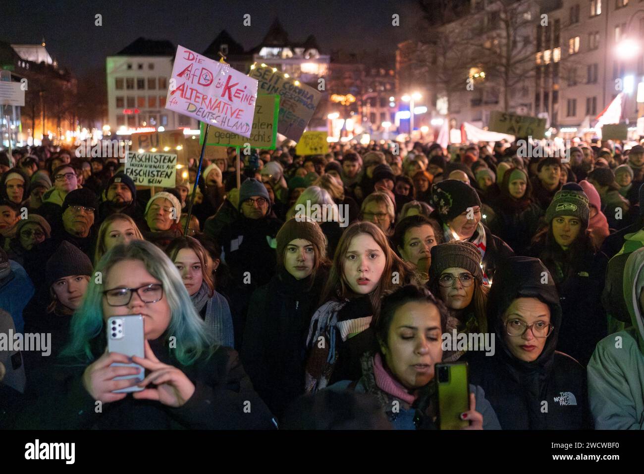 Nach Angaben der Kölner Polizei versammelten sich am 24./01/16 Abend bis zu 30.000 Menschen auf dem Heumarkt, um gegen die rechtsextreme AfD zu demonstrieren. Stockfoto