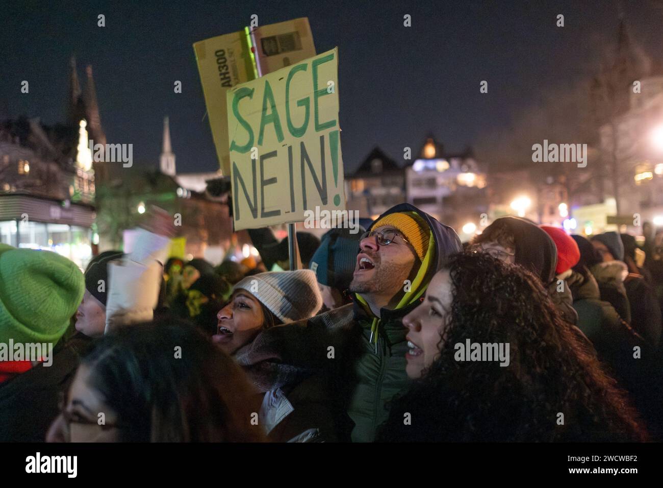 Nach Angaben der Kölner Polizei versammelten sich am 24./01/16 Abend bis zu 30.000 Menschen auf dem Heumarkt, um gegen die rechtsextreme AfD zu demonstrieren. Stockfoto