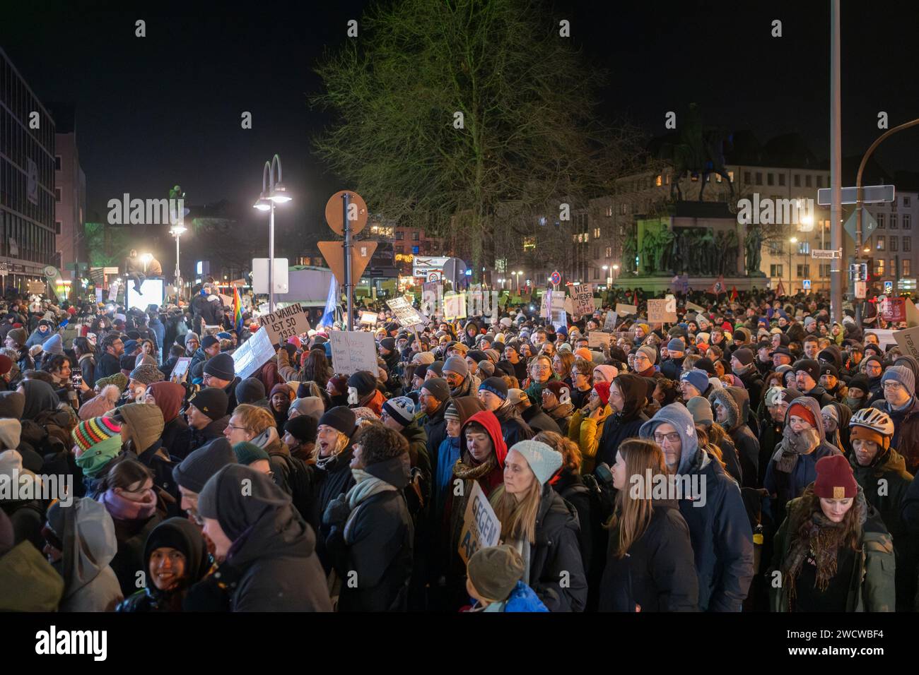 Nach Angaben der Kölner Polizei versammelten sich am 24./01/16 Abend bis zu 30.000 Menschen auf dem Heumarkt, um gegen die rechtsextreme AfD zu demonstrieren. Stockfoto
