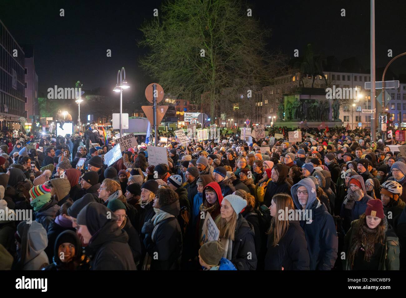 Nach Angaben der Kölner Polizei versammelten sich am 24./01/16 Abend bis zu 30.000 Menschen auf dem Heumarkt, um gegen die rechtsextreme AfD zu demonstrieren. Stockfoto