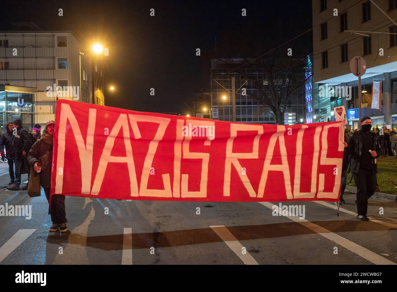 Nach Angaben der Kölner Polizei versammelten sich am 24./01/16 Abend bis zu 30.000 Menschen auf dem Heumarkt, um gegen die rechtsextreme AfD zu demonstrieren. Stockfoto