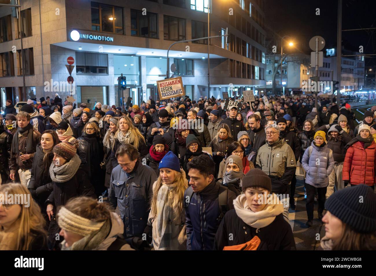 Nach Angaben der Kölner Polizei versammelten sich am 24./01/16 Abend bis zu 30.000 Menschen auf dem Heumarkt, um gegen die rechtsextreme AfD zu demonstrieren. Stockfoto