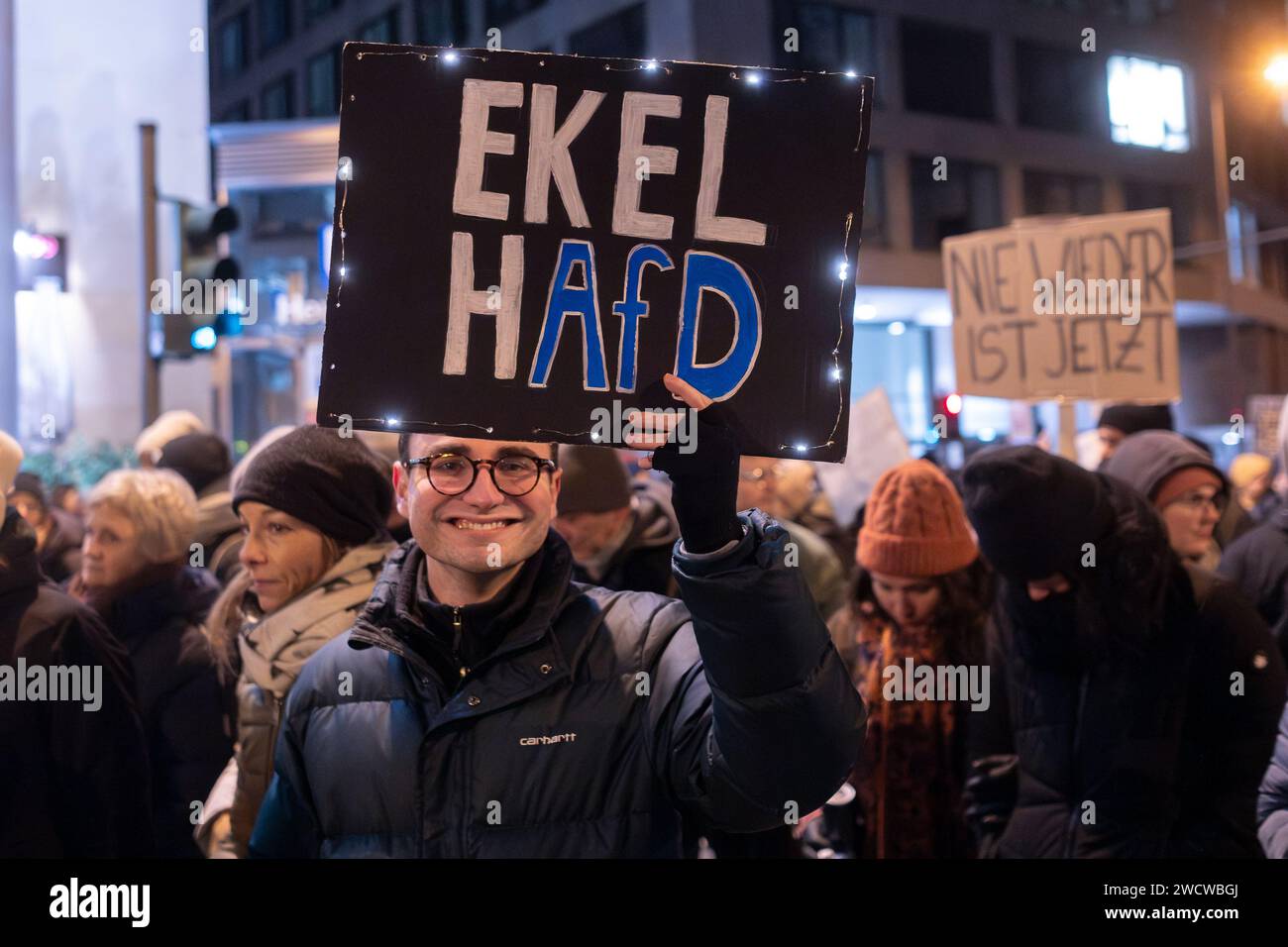 Nach Angaben der Kölner Polizei versammelten sich am 24./01/16 Abend bis zu 30.000 Menschen auf dem Heumarkt, um gegen die rechtsextreme AfD zu demonstrieren. Stockfoto