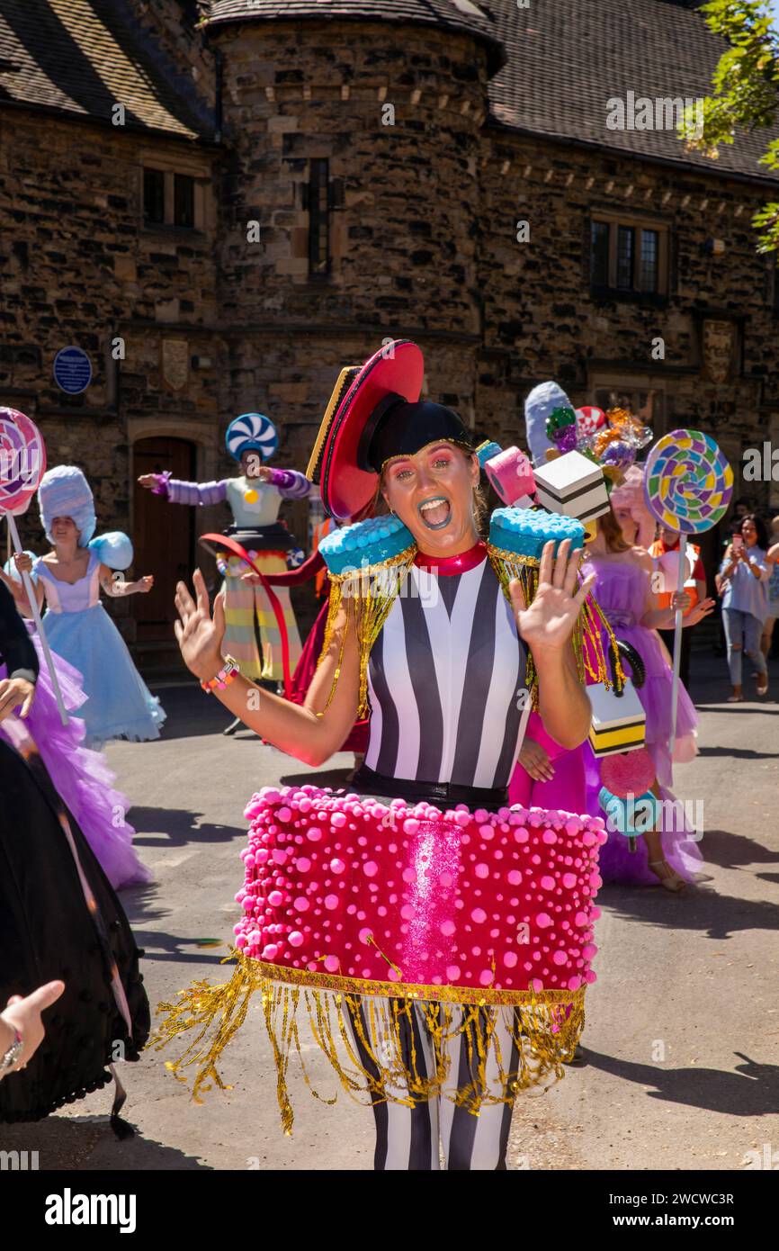 Großbritannien, England, Yorkshire, Pontefract, Castle Garth, Lakritzfestival-Parade, Scarlet Entertainments kostümierte Tänzer Stockfoto