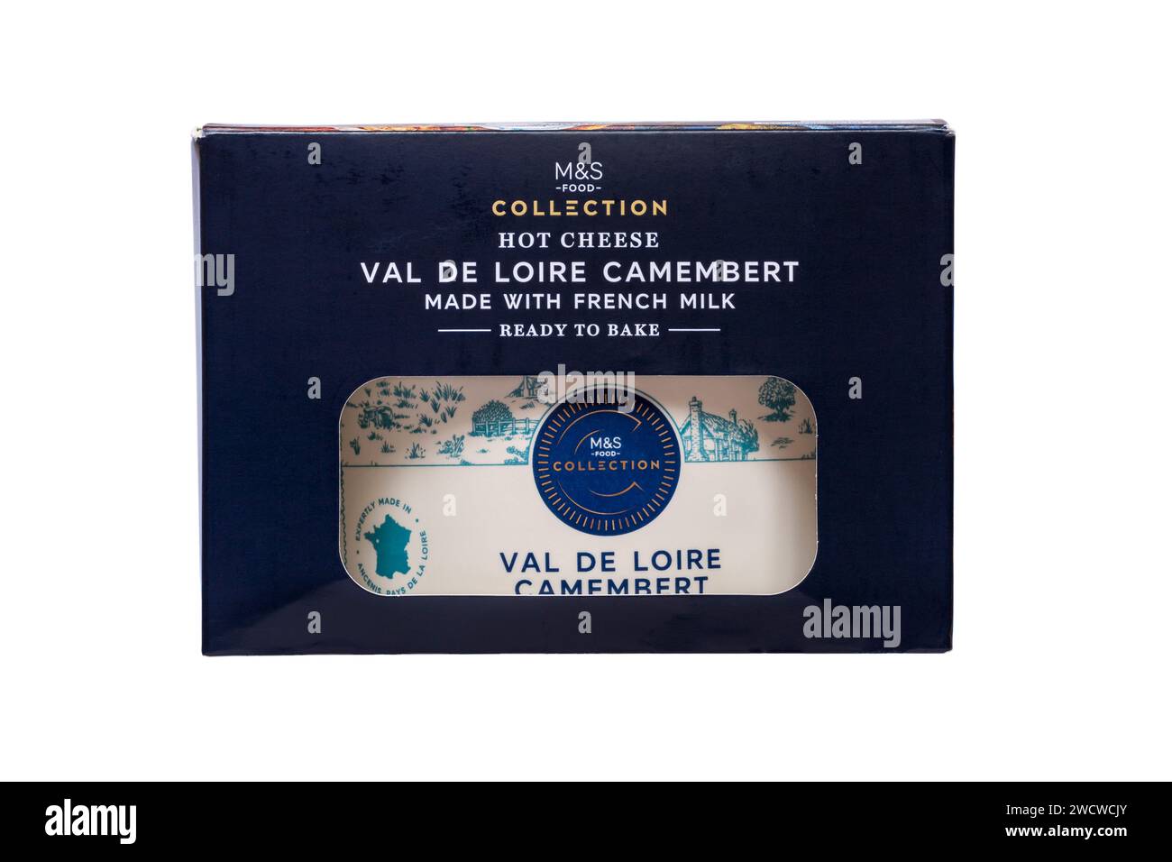 Hot Cheese Val de Loire Camembert von M&S mit französischem Käse, fertig zum Backen isoliert auf weißem Hintergrund Stockfoto