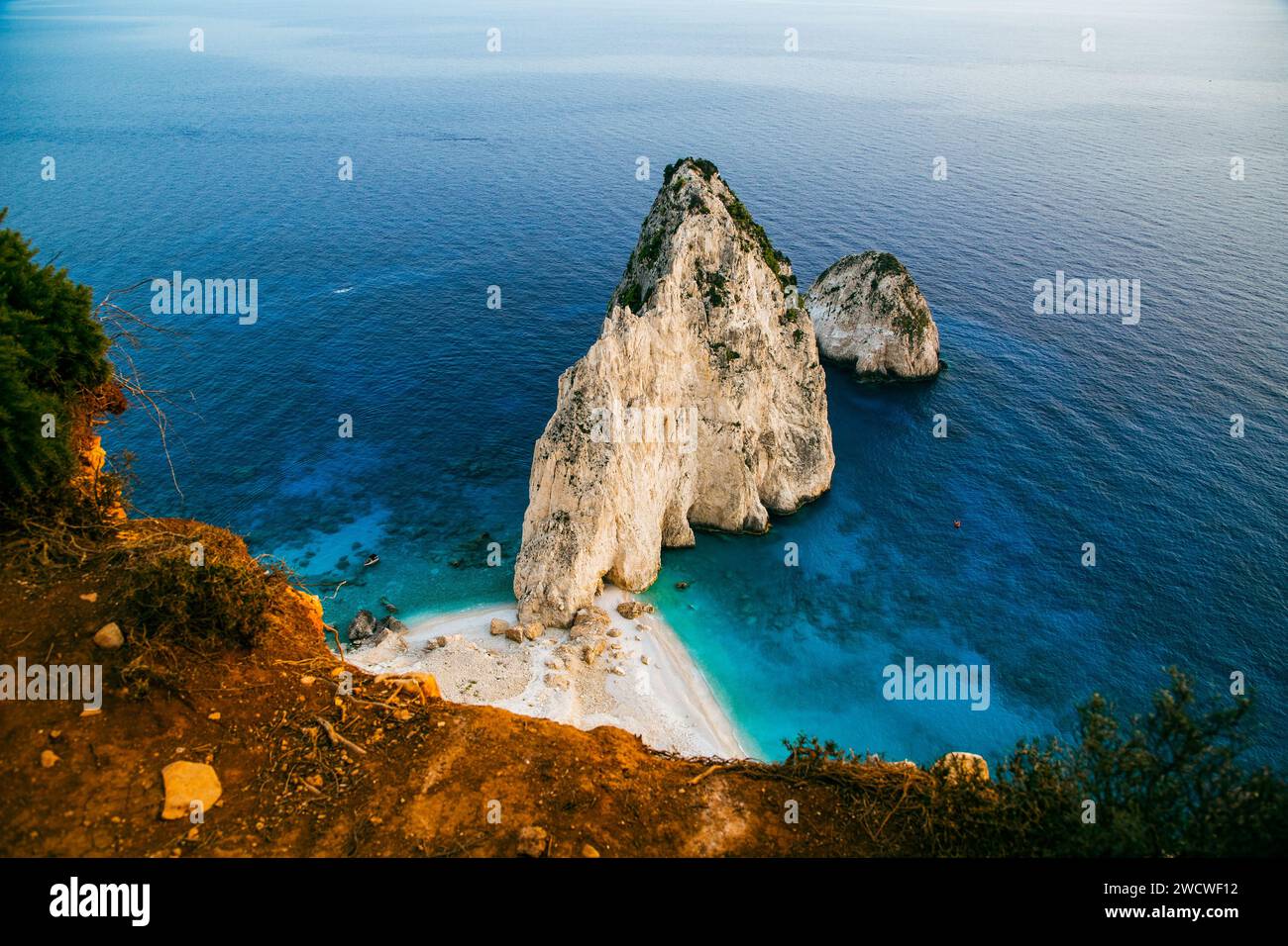 Aussichtspunkt von Keri und den berühmten Mizithres Felsen mit türkisfarbenem Meer auf der Insel Zakynthos Griechenland Stockfoto