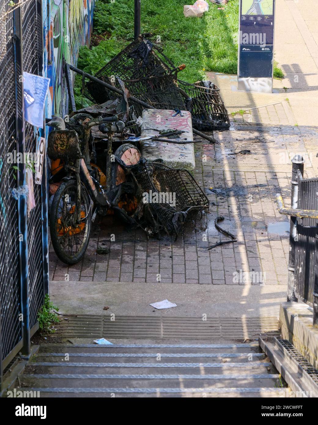 Ein rostiges Fahrrad hat den Kanal in London 3 rausgeholt Stockfoto