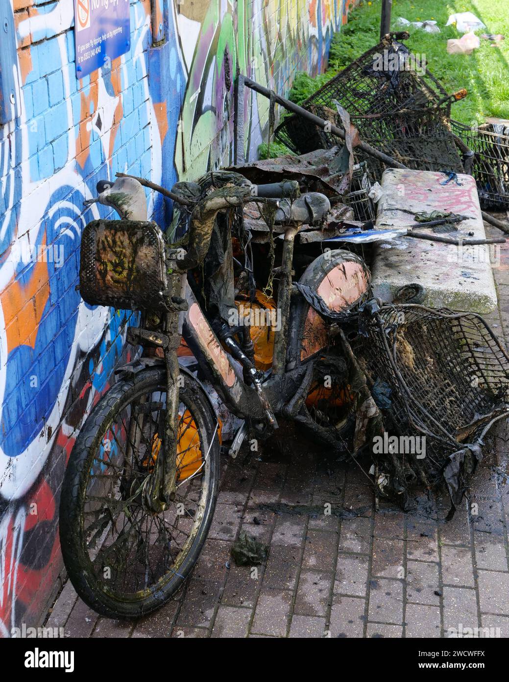 Ein rostiges Fahrrad hat den Kanal in London 2 verlassen Stockfoto