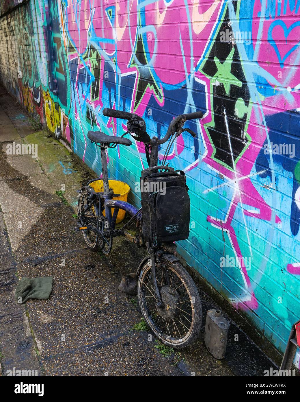 Ein rostiges Fahrrad hat den Kanal in London 2 verlassen Stockfoto