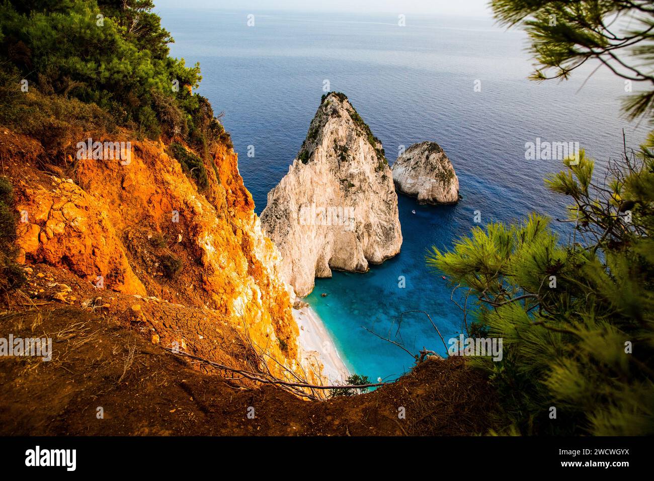 Aussichtspunkt von Keri und den berühmten Mizithres Felsen mit türkisfarbenem Meer auf der Insel Zakynthos Griechenland Stockfoto