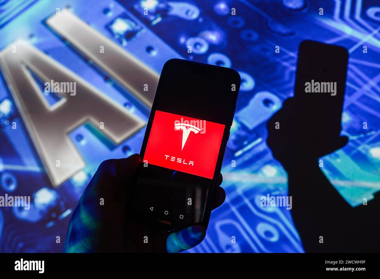 In dieser Fotoabbildung wird auf einem Smartphone ein Tesla-Logo mit dem Symbol für künstliche Intelligenz (KI) im Hintergrund angezeigt. (Foto von Omar Marques / SOPA Images/SIPA USA) *** ausschließlich für redaktionelle Nachrichtenzwecke *** Stockfoto