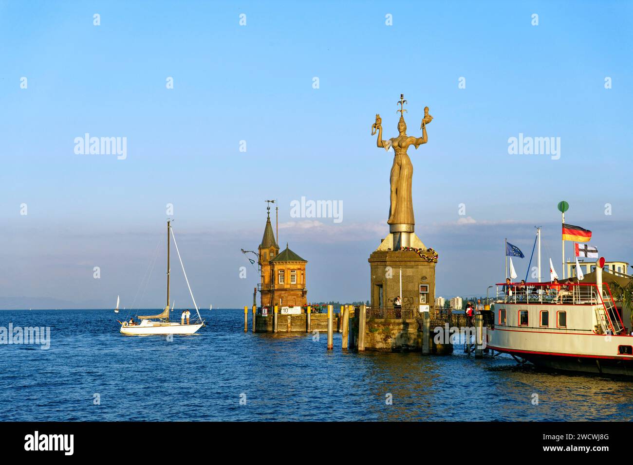 Deutschland, Bade Württemberg, Bodensee, Konstanz, Hafen und Imperia mit König Sigismund und Papst Martin V. Statue von Peter Lenk Stockfoto