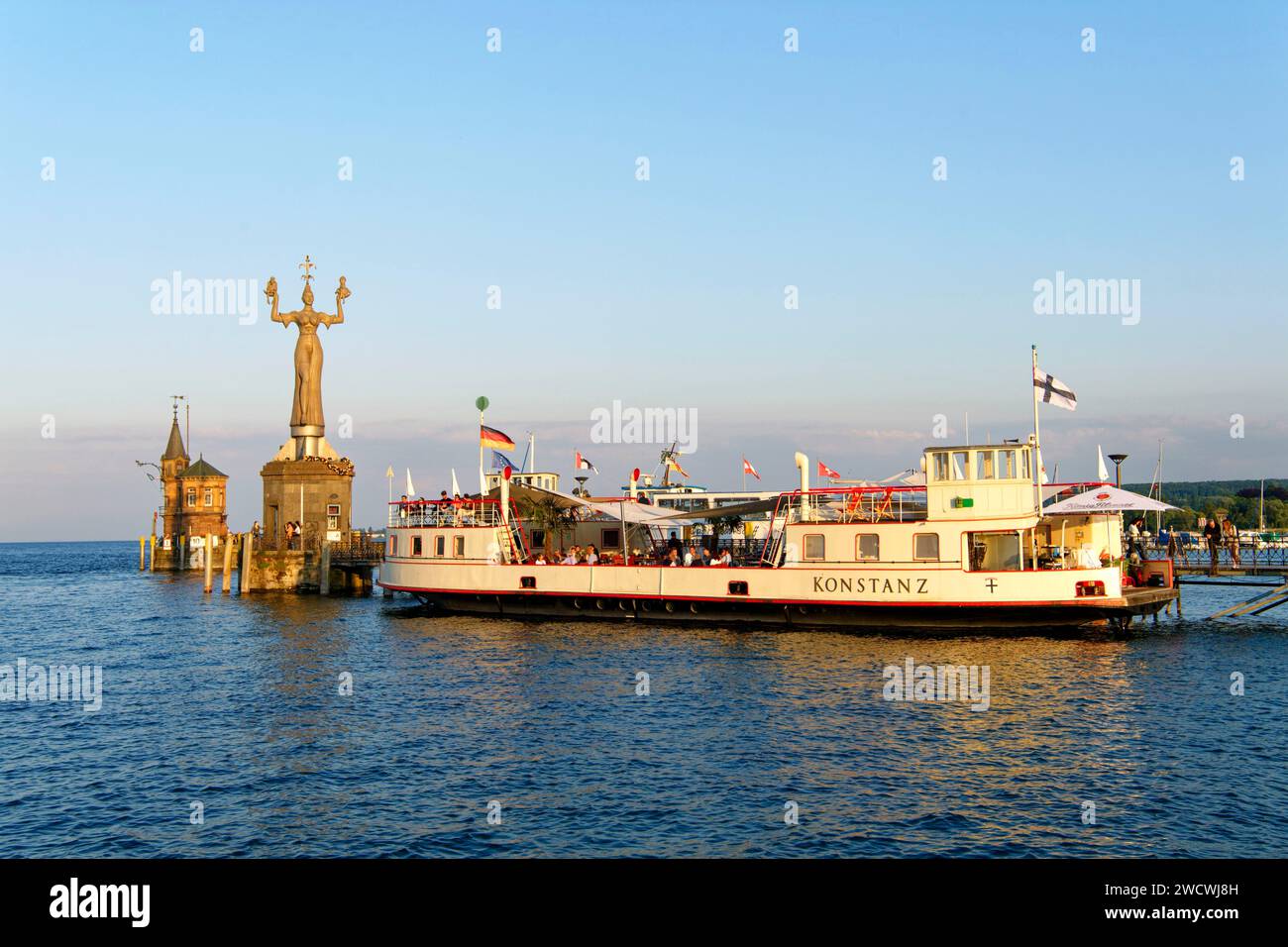 Deutschland, Bade Württemberg, Bodensee, Konstanz, Hafen und Imperia mit König Sigismund und Papst Martin V. Statue von Peter Lenk Stockfoto