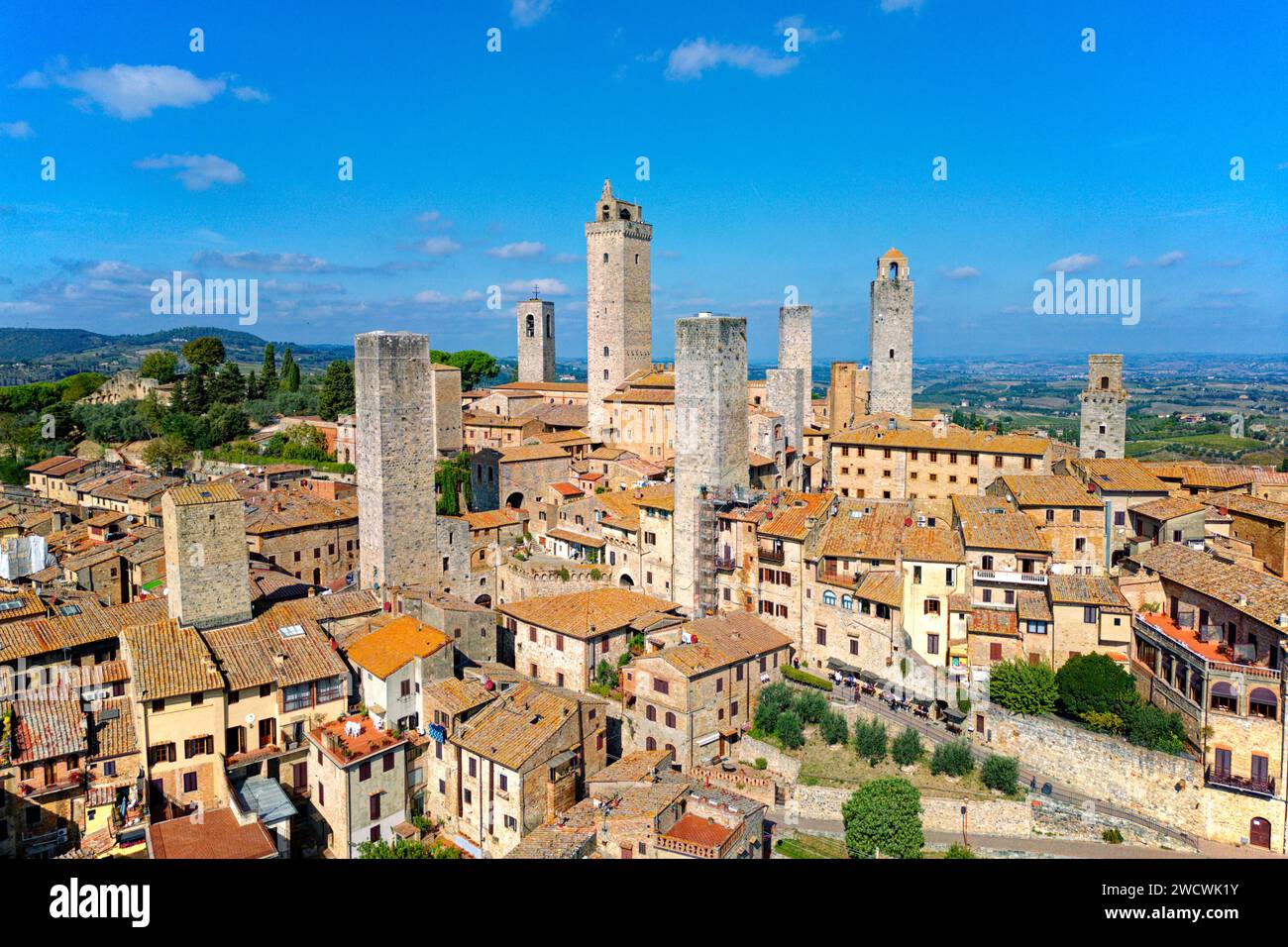 Italien, Toskana, Val d'Elsa, das mittelalterliche Dorf San Gimignano, historisches Zentrum, das von der UNESCO zum Weltkulturerbe erklärt wurde (Luftaufnahme) Stockfoto