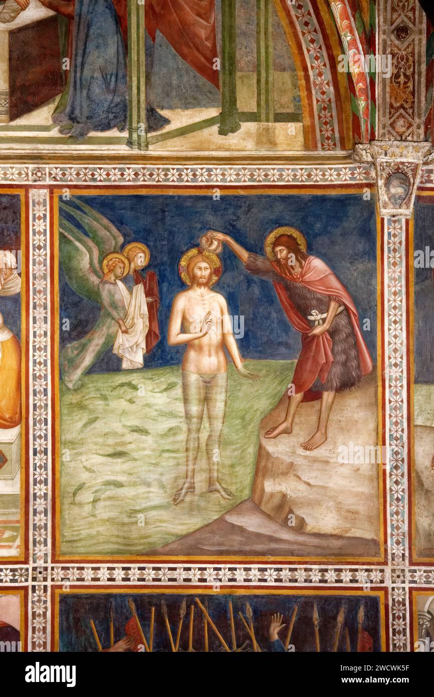 Italien, Toskana, Val d'Elsa, das mittelalterliche Dorf San Gimignano, das historische Zentrum, das von der UNESCO zum Weltkulturerbe erklärt wurde, Collegiata di Santa Maria Assunta oder Duomo, die beiden Seitenwände des Kirchenschiffs sowie die Gegenfassade, die Fresken sind vollständig mit Fresken bedeckt, die von berühmten Malern der sienesischen Schule aus dem 14. Jahrhundert ausgeführt wurden, und erzählen Episoden des Neuen und Alten Testaments Stockfoto