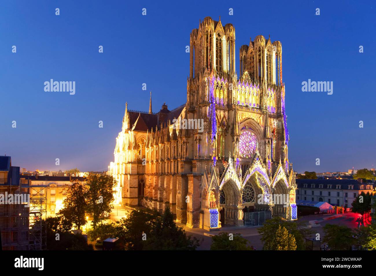 Frankreich, Marne, Reims, Kathedrale Notre Dame, die von der UNESCO zum Weltkulturerbe erklärt wurde, die Westfassade, Sommerlicht- und Soundshow Stockfoto