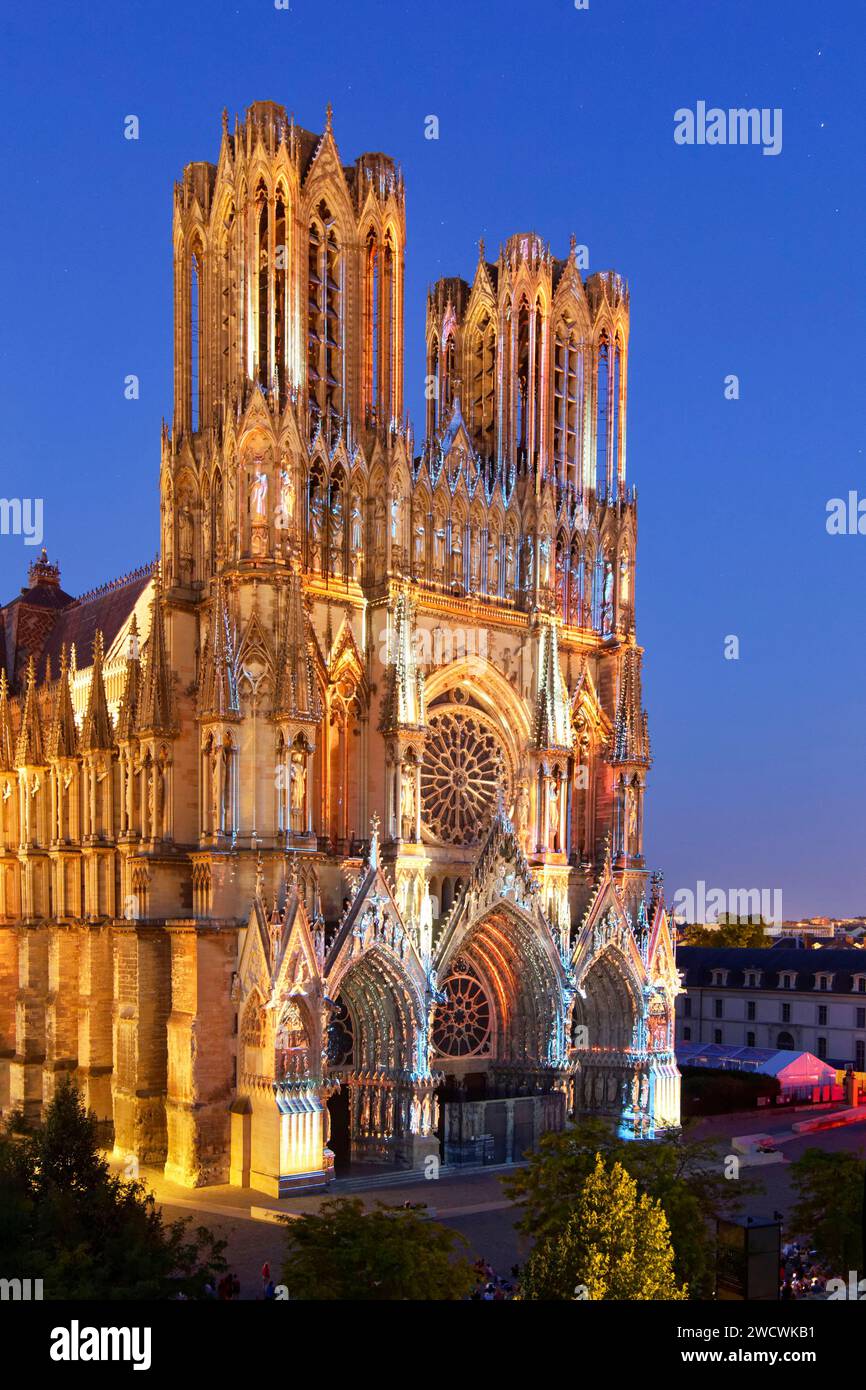 Frankreich, Marne, Reims, Kathedrale Notre Dame, die von der UNESCO zum Weltkulturerbe erklärt wurde, die Westfassade, Sommerlicht- und Soundshow Stockfoto