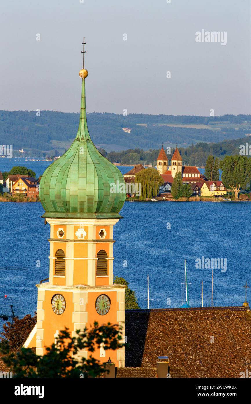 Deutschland, Baden Württemberg, Bodensee, Blick auf die Allensbachkirche und den Bodensee, Insel Reichenau und St. Peter mit der Paulskirche im rückwärtigen UNESCO-Weltkulturerbe Stockfoto